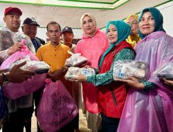 Tembus Banjir dan Hujan Kak Na Temui Warga di Pengungsian Gampong Matang Kareung