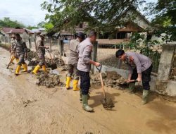 Pasca banjir Polisi Tambal Lubang Jalan di Jalur Medan Banda Aceh