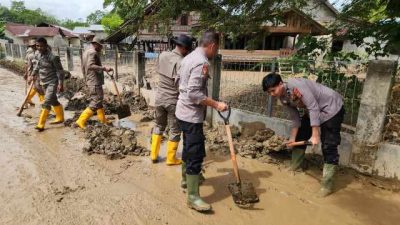 Pasca banjir Polisi Tambal