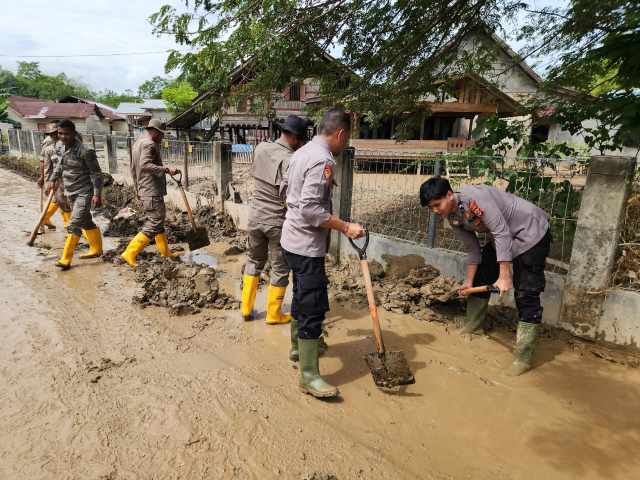 Pasca banjir Polisi Tambal