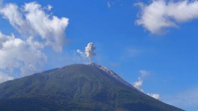Gunung Ile Lewotolok Meletus