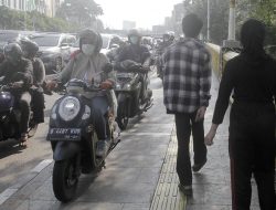 Macet di Matraman Pengendara Motor Nekat Serobot Trotoar