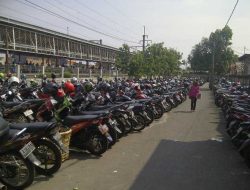 Mengintip Sistem Parkir Motor di Luar Stasiun KRL: Dari Tarif Tetap hingga Parkir Valet