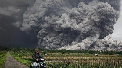 Gunung Semeru Luncurkan Awan