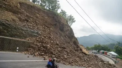 Tanjakan Clongop Longsor